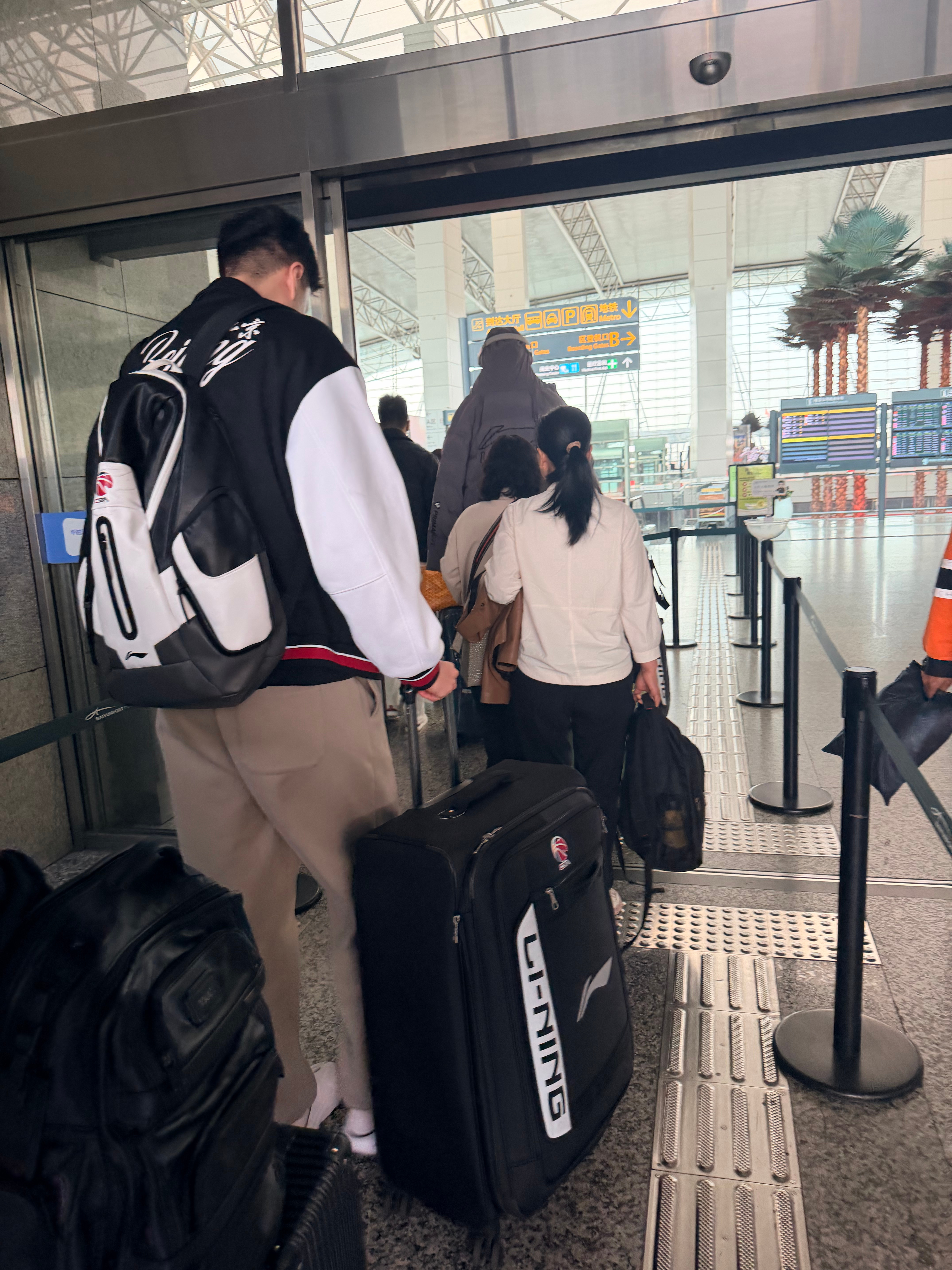 我今天跟广东宏远华南虎篮球队的队员一架飞机耶，他们真的好高啊，长得像棵树一样，第