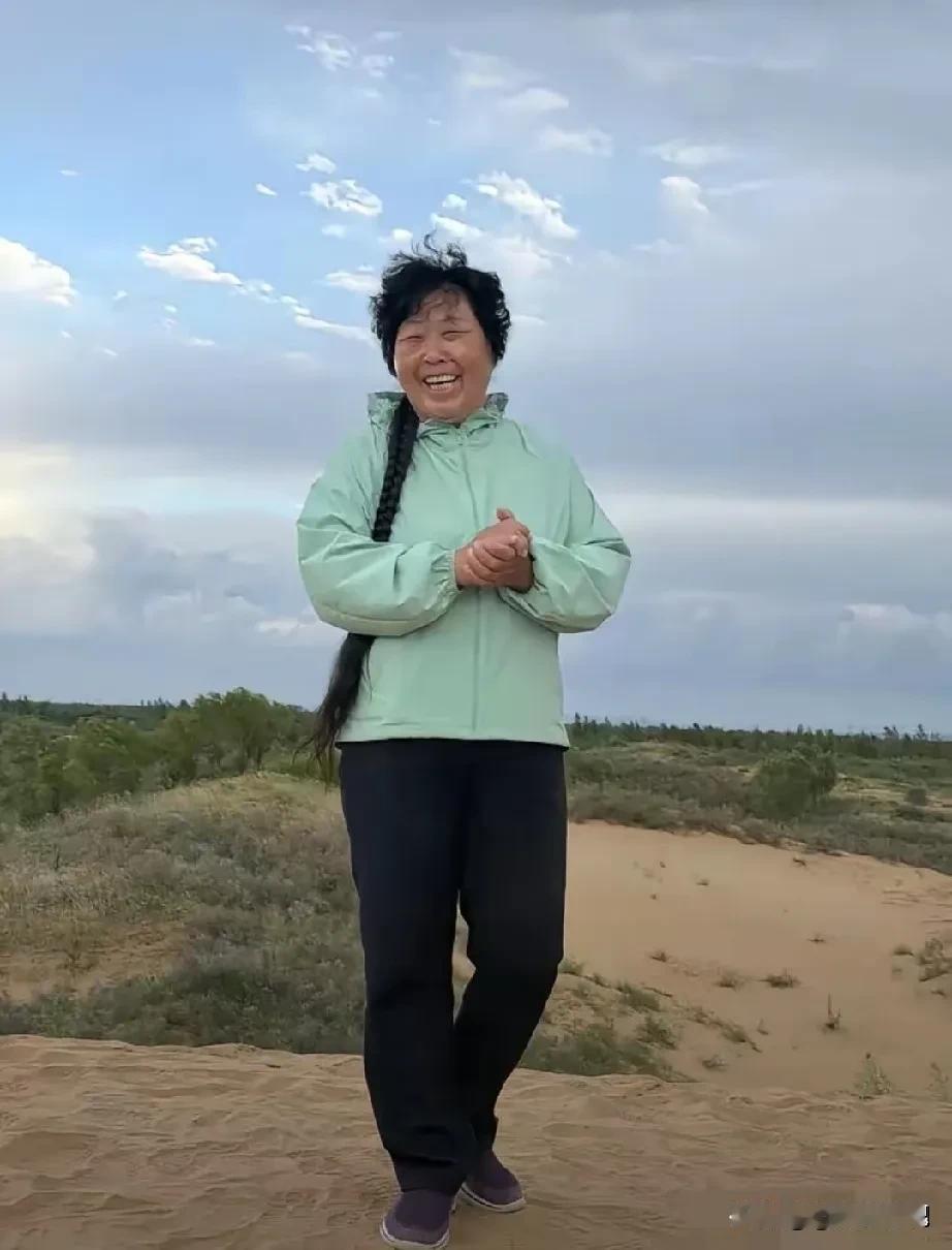 殷玉珍年入百万的秘密
很多人对她的印象停留在治沙种树这件事上，外界很难想象在荒漠