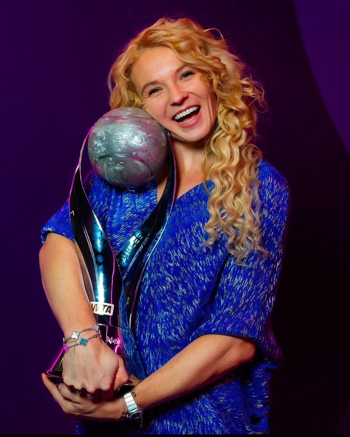 网球talking大会 斯尼亚科娃获得了由 PIF 赞助颁发的 WTA 年终双打