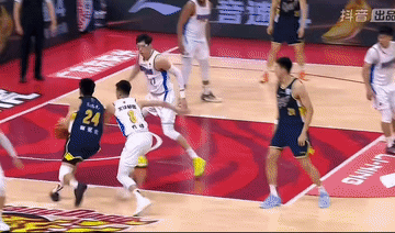 崔永熙这一攻一防可厉害了！
先是躲过“大魔王”周琦的封盖然后拉杆打进，防守端补防