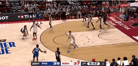 单手劈扣！VJ这球有爱德华兹的味道了！
在今天NBA夏季联赛76人对阵奇才的第三