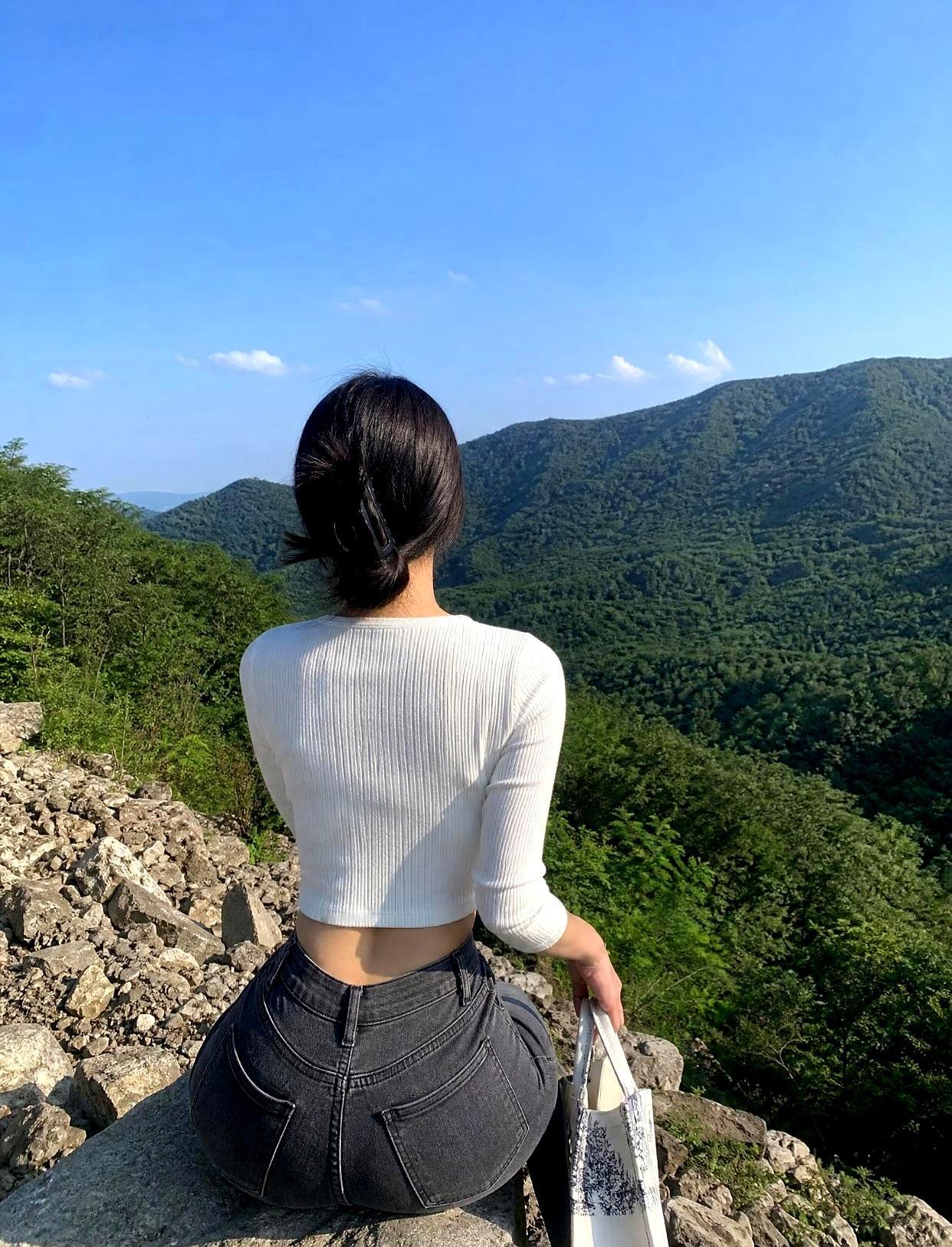 当年在单位一起加班扛项目，转眼退了场，群消息从爆炸到寥寥；约饭时，来的人越点越少