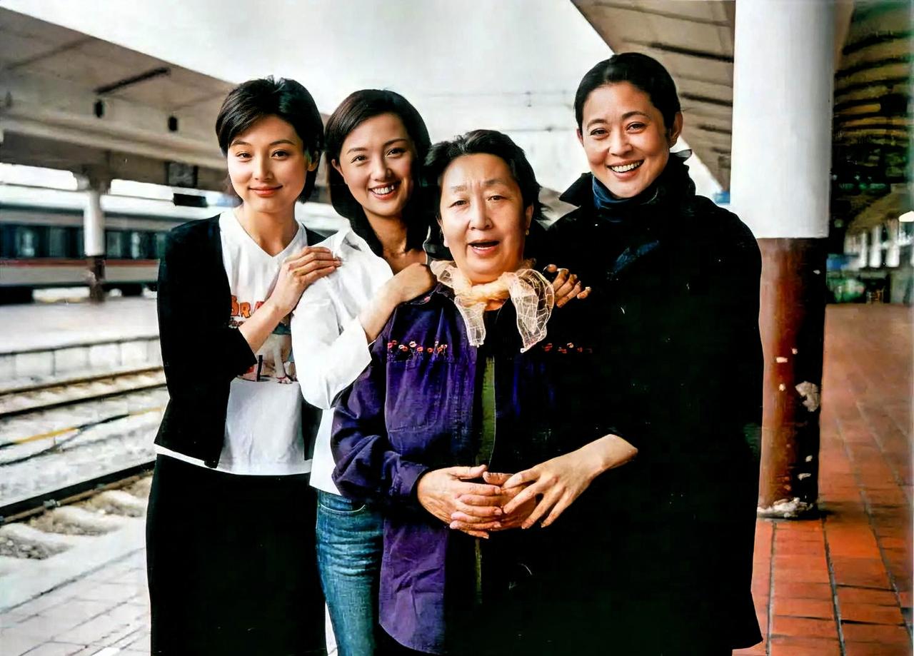 朱媛媛每天一大早去买油条，赶在彭玉吃早饭前送到。

那是2003年拍《浪漫的事》