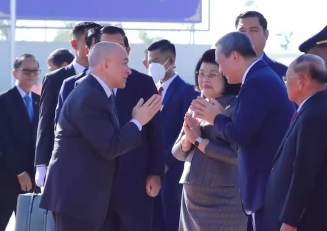 12月1日，西哈莫尼国王出发去巴黎访问！
从曝光的画面我们可以看出，当天是西哈莫