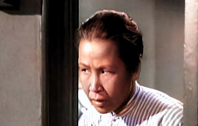 50年国民党特务躲进姘头家，男扮女装藏匿28年，败在5岁孩童之手

李朝红思绪纷