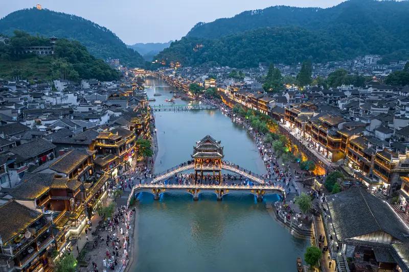 🚦 交通疏导：保障道路通畅

· 分级管控与疏导：启动内外围联合管控，交警全员