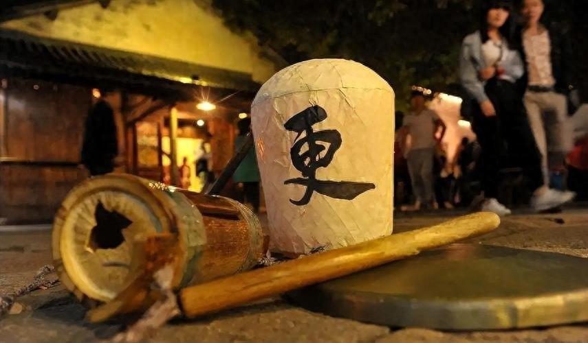 古人天黑就睡，不是懒。古代夜晚太可怕，早睡是最硬核的保命方式。

你想没想过，古