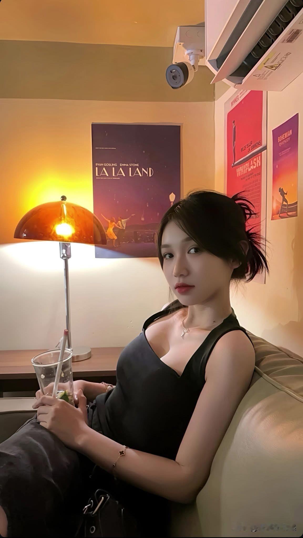 天啊，曾是中越夫妻典范的
响哥和小花居然离婚了
这是真的吗？
我正打算跟越南女孩