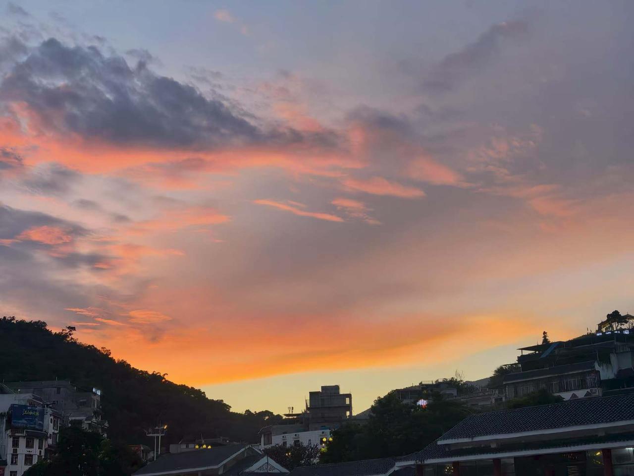 情感专家说：
​“当你接触的男人越多，就会发现：真正的好男人，给不了女人什么情绪
