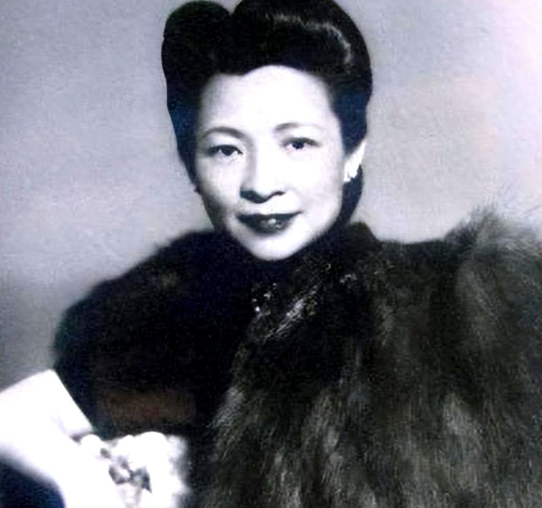 1947年某日，李国秦察觉女儿年仅十七，却腹部微隆、频频作呕，欲问清原委，竟遭丈