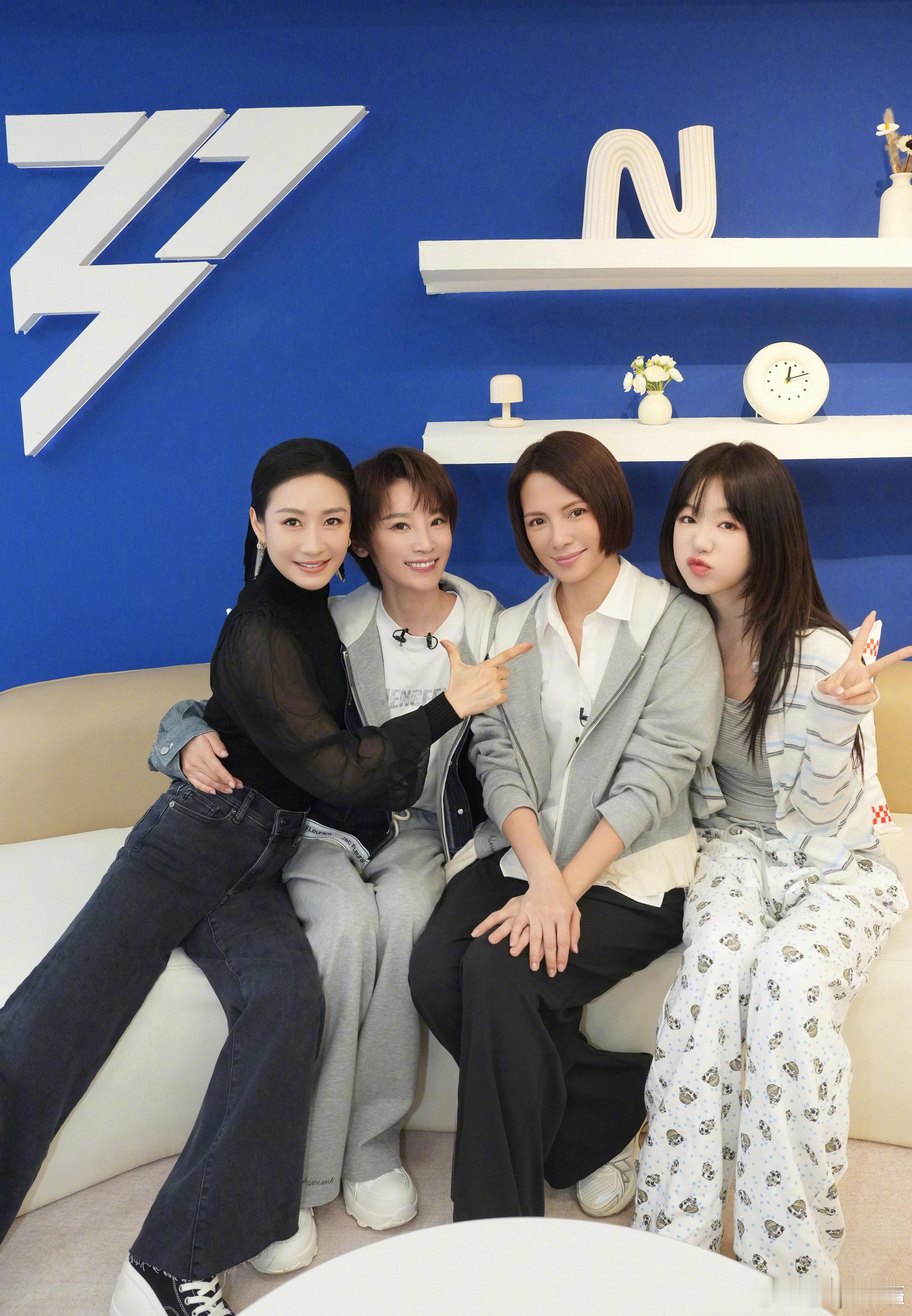 徐梦洁说昕然姐你满分 女孩子之间发自内心的欣赏真的太动人，徐梦洁深夜发文送别陶昕