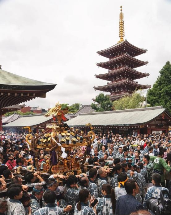 五一假期，外出旅游的游客众多，北京机场的服务柜台前也排起了长队，不过有人定好去日