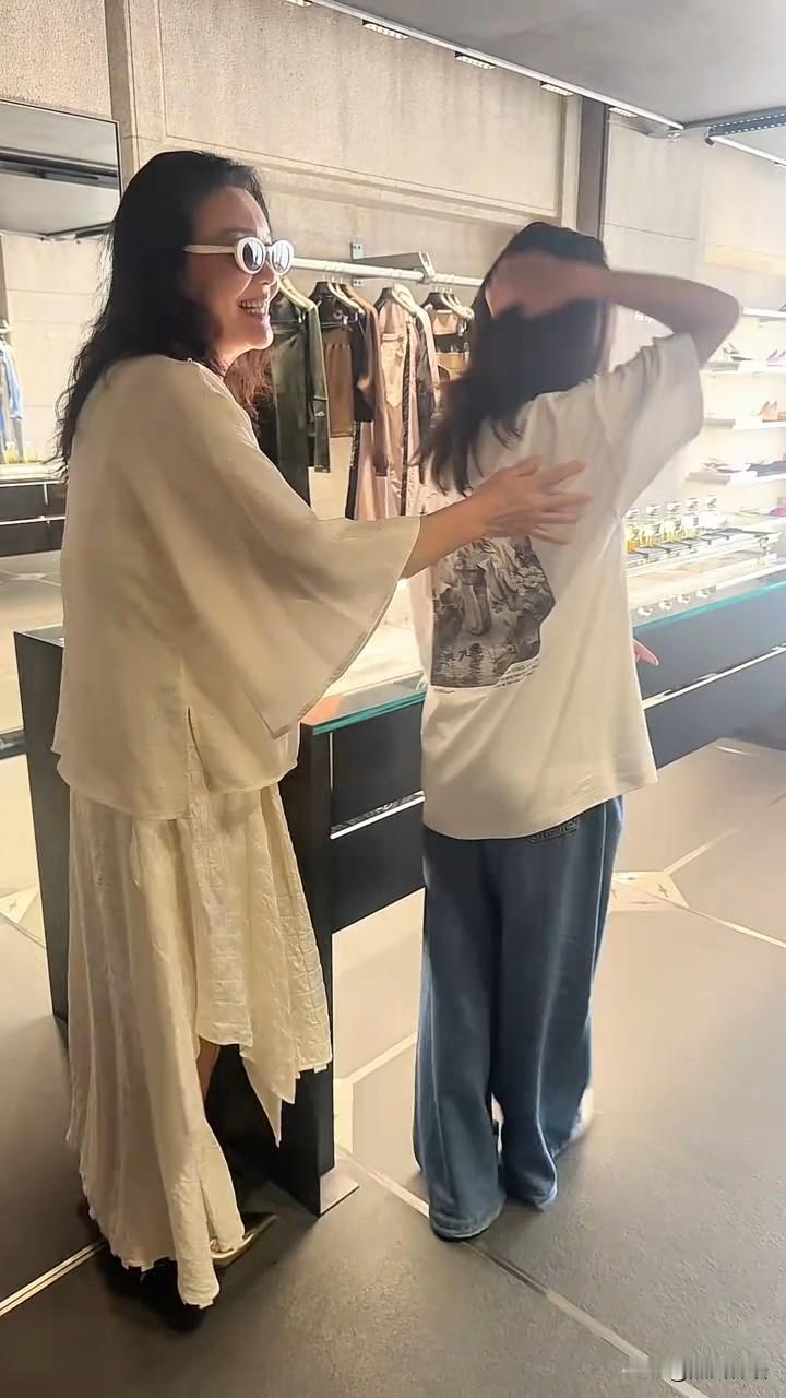 小玥儿放暑假回北京了

今天张兰在三里屯陪小玥儿逛街，兰姐和孙女在一起开心的合不