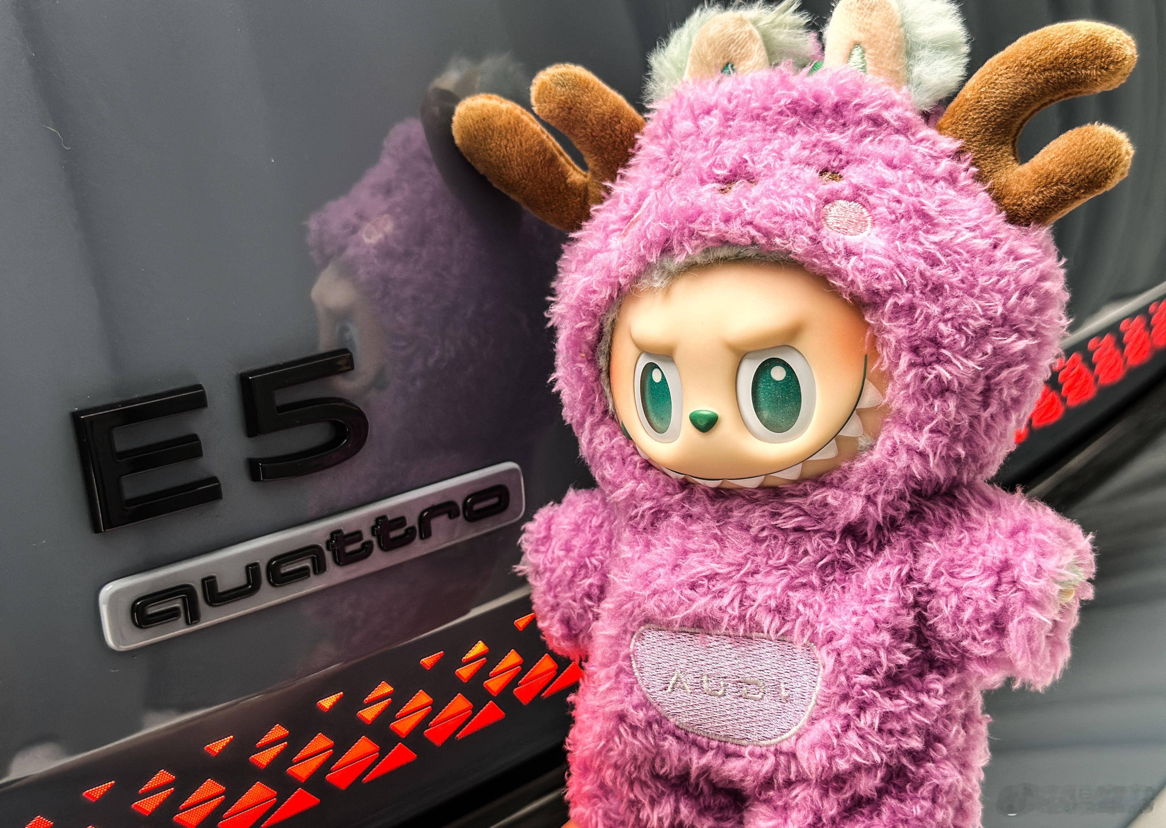 拉布布穿上定制的“娃衣”，和AUDI E5 Sportback组合在一起，瞬间感