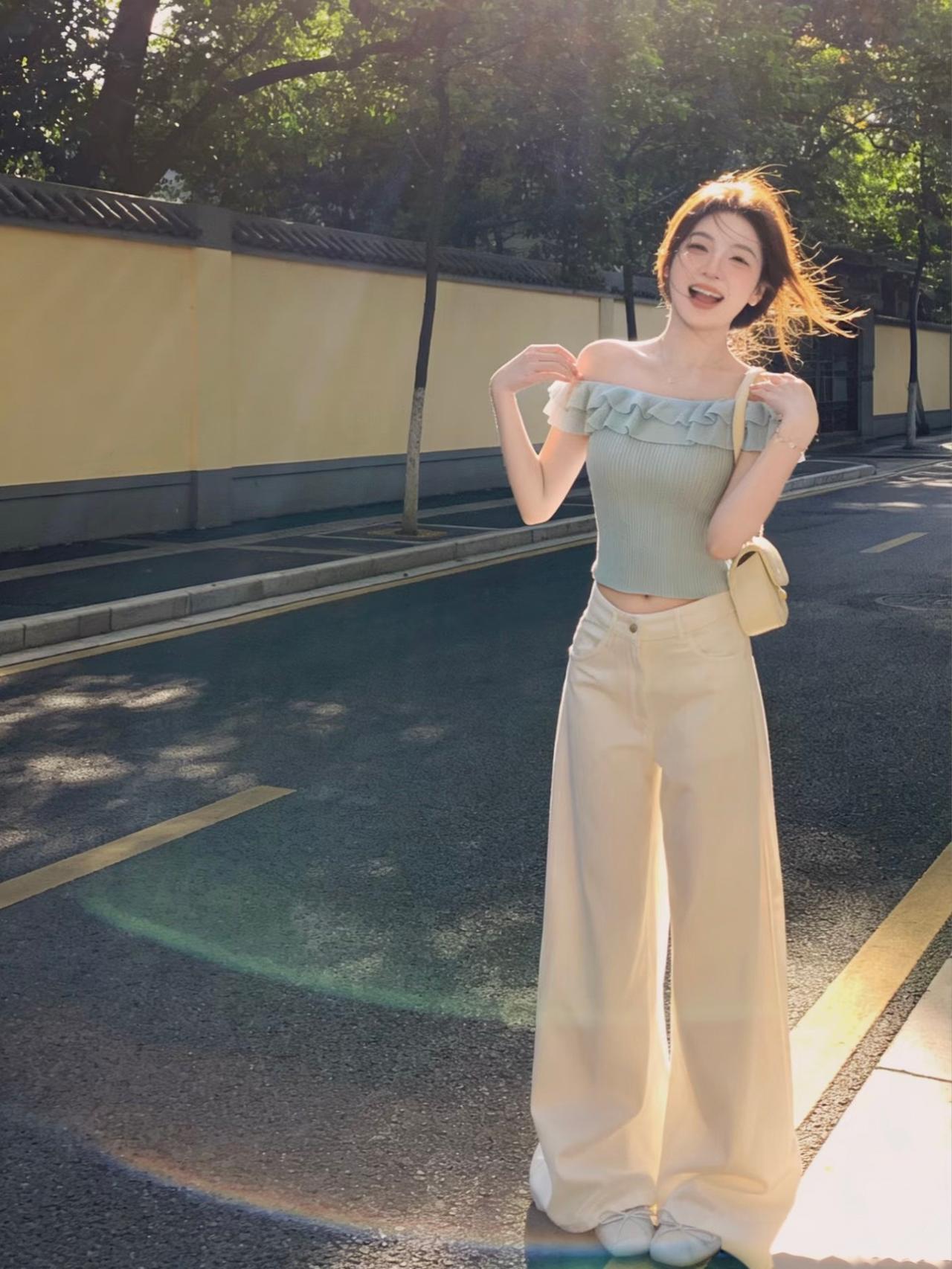 阳光明媚，女孩在街头微笑。