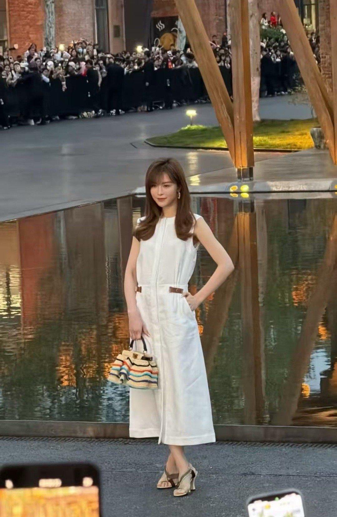 景德镇偶遇文咏珊文咏珊去景德镇了文咏珊现身景德镇，简约穿搭尽显东方雅致与港风美貌