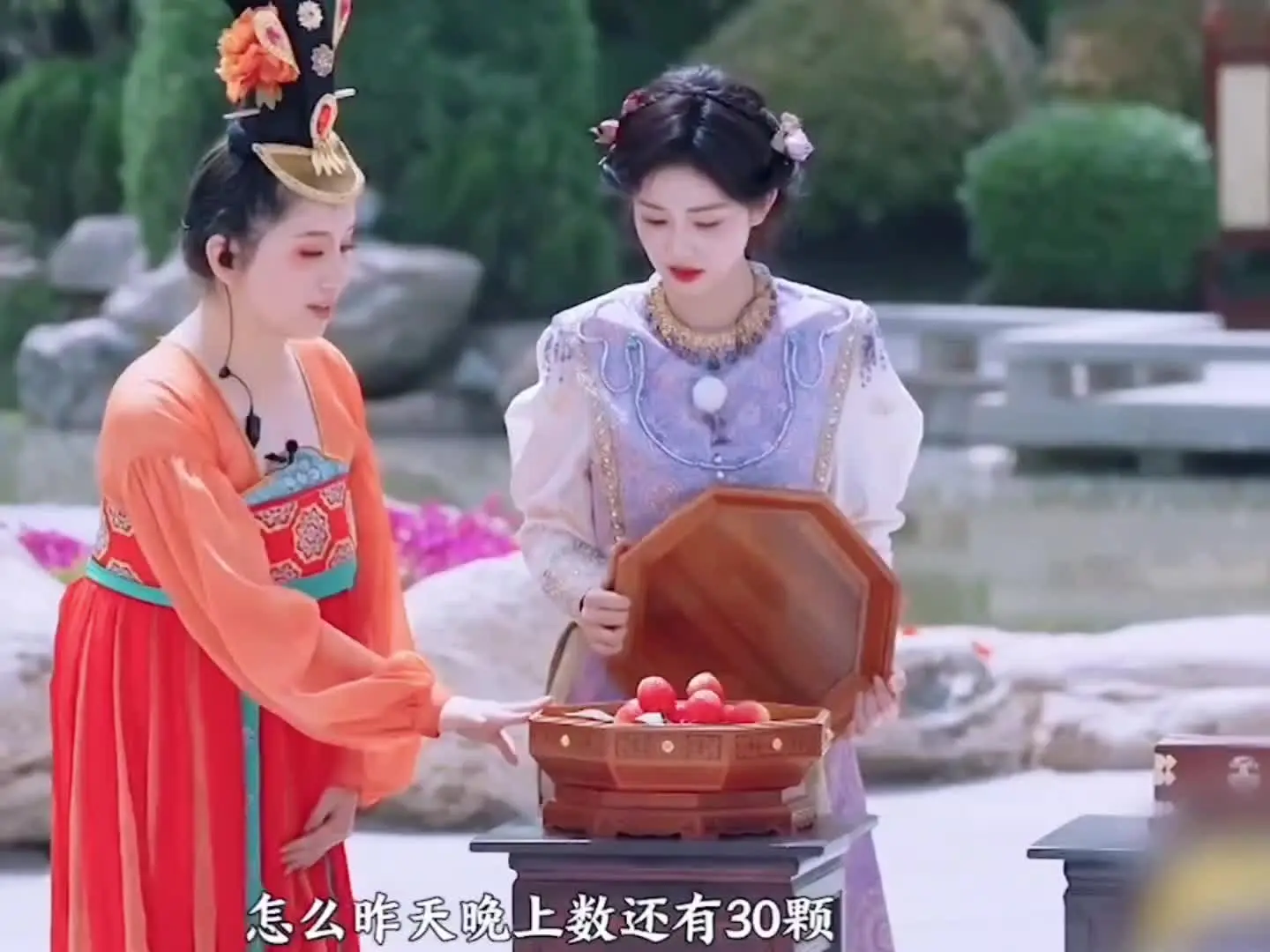 真是恭喜你们俩群演啊，跟白梦妍不仅对视还笑了，我不中了呀奔跑吧白鹿