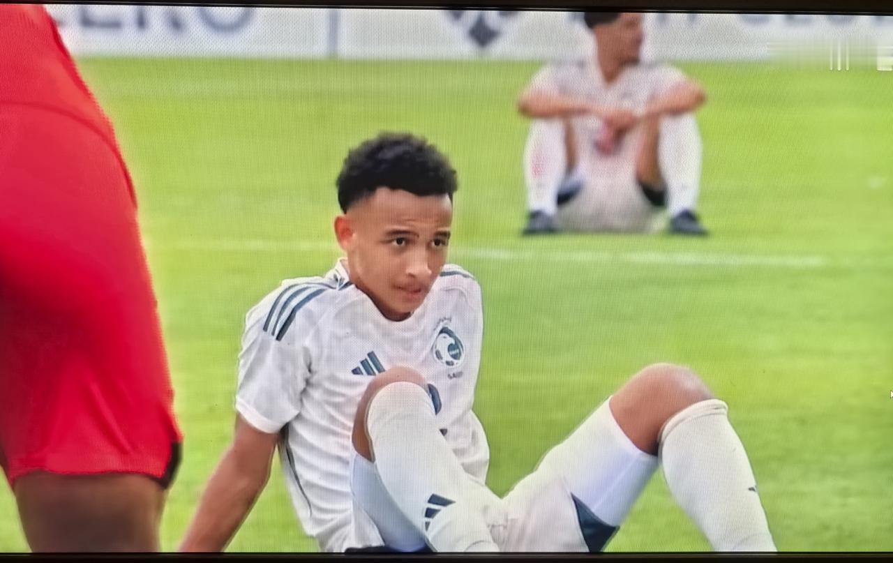1：0！赢了！U19国青土伦杯首战告捷，小胜U21沙特！
下半场，落后的沙特队又