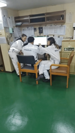 中国男子在远洋货轮上工作时经常会被船上的两名外国女同事调戏？
这让他多少有点难为