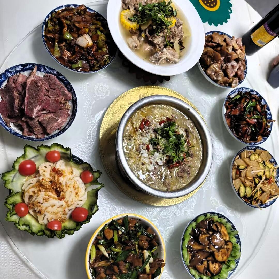 男子春节去舅舅家拜年，吃完饭舅含泪对他说:“明年别来了，家里没有人做饭，实在忙不