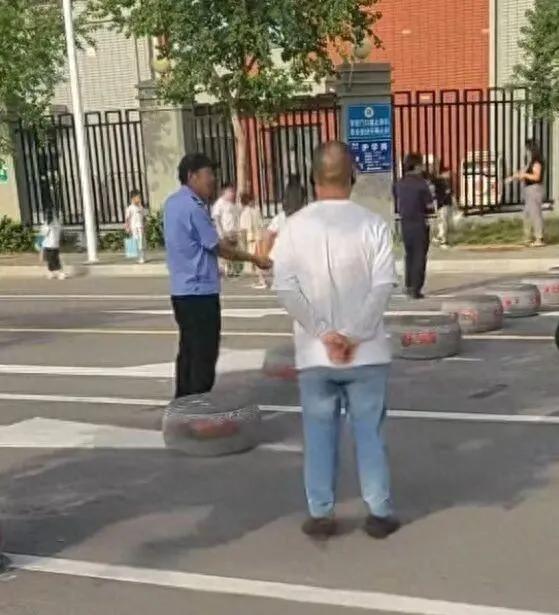 学生教师节送鲜花被禁止带入校园，被迫丢弃在校门口，教育局回应：防止攀比浪费，增加