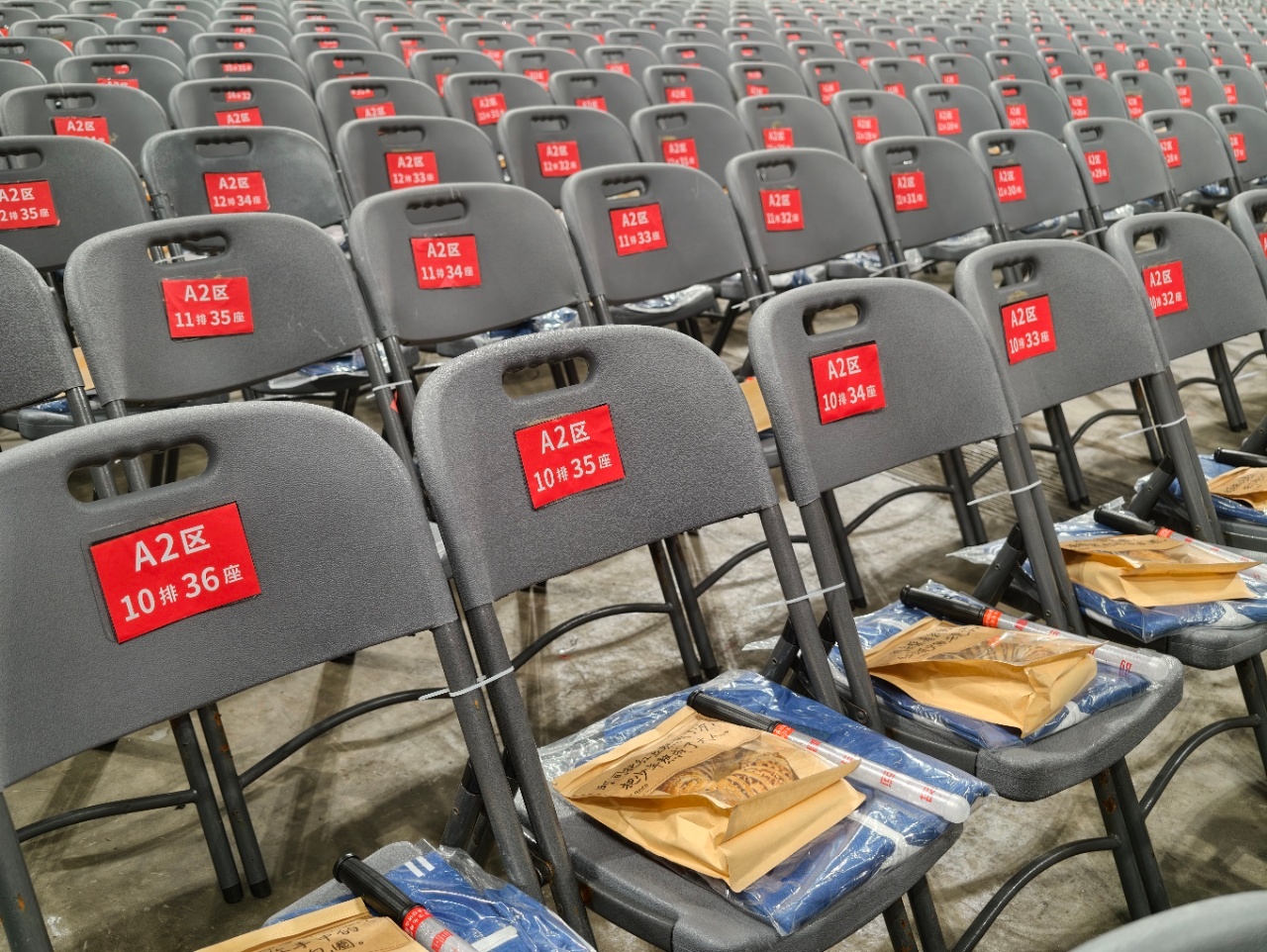 没有人能饿着走出徐良演唱会徐良到底是什么神仙歌手！西安场三万袋红豆沙面包圈直接安