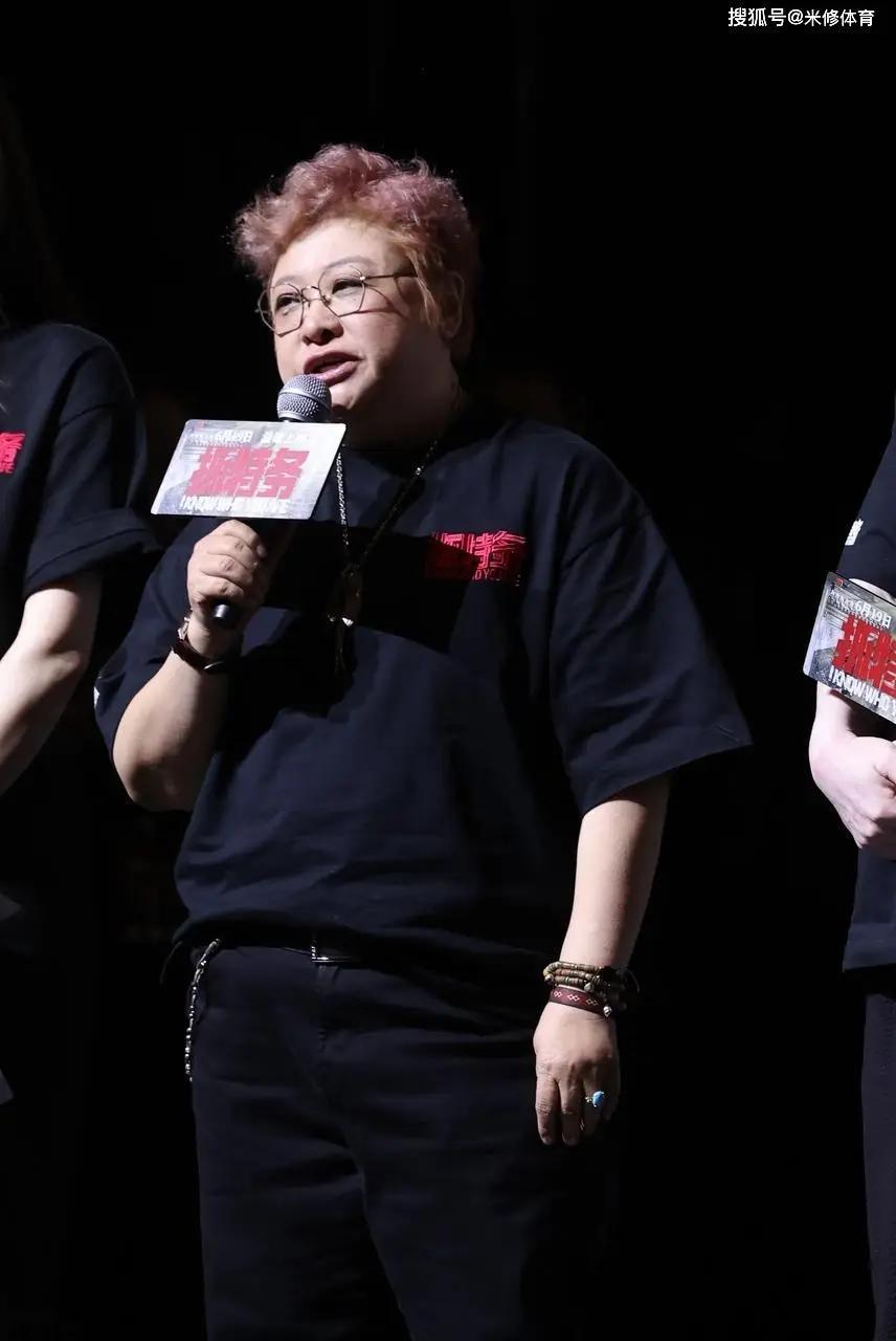 韩红因为《抓特务》首映礼"走个面儿"的言论，遭遇巨大舆论风波。有媒体报道，她已经