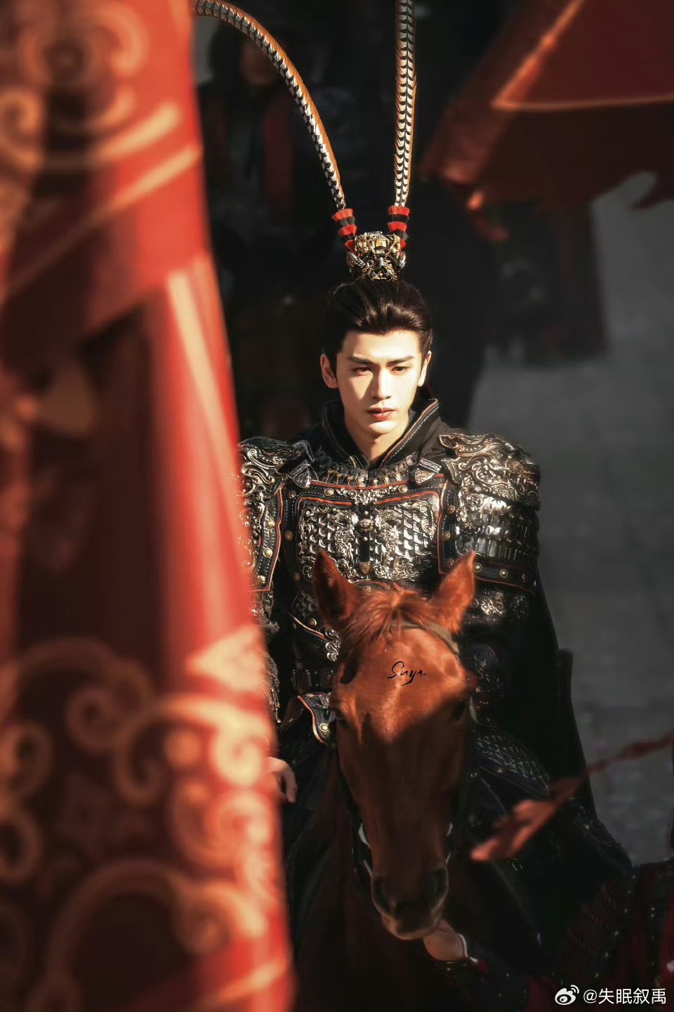 央视新闻夸了张凌赫雉鸡领造型呜呜呜央视都夸了！张凌赫的雉鸡翎造型真的太惊艳了，1