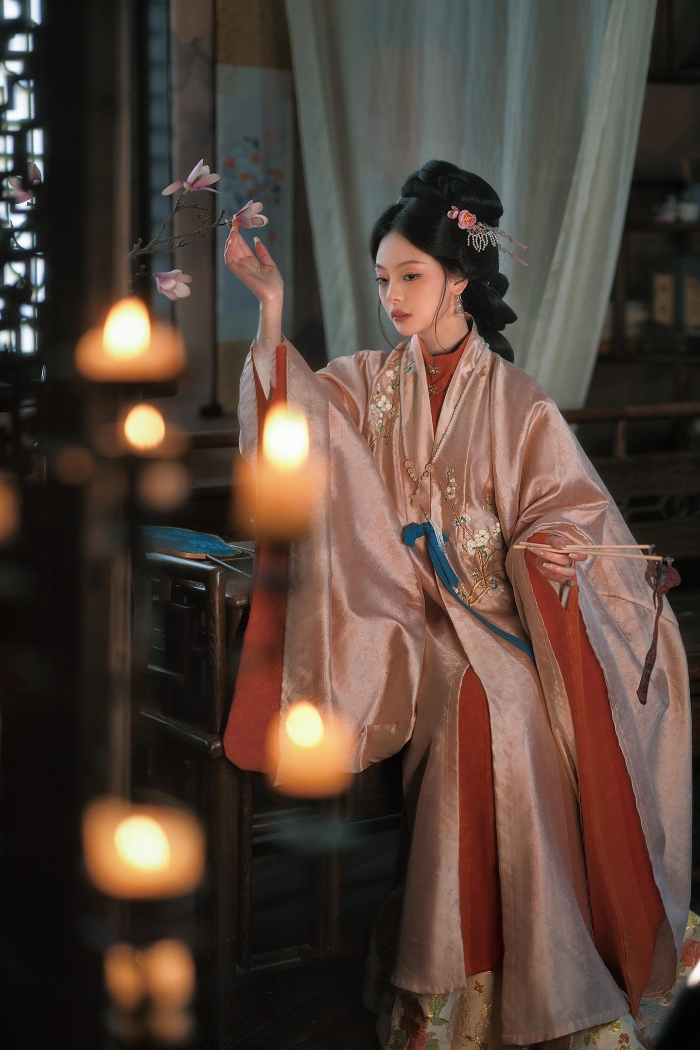“新词添旧曲，幕落又幕起”