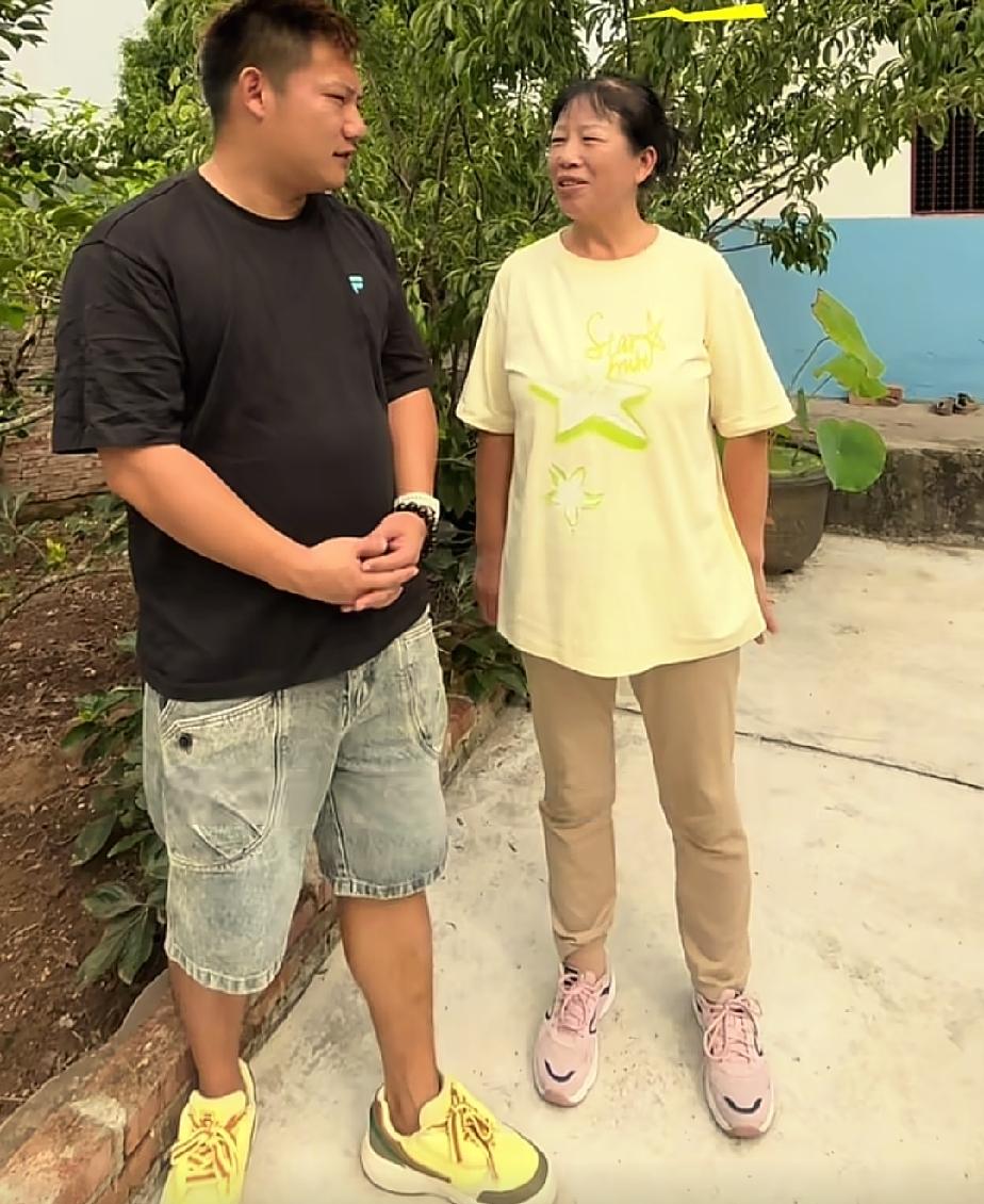 今天，哇塞向从安徽来四川青城山的丈母娘说，他和丁丁在一起相处四年多了，他想向丁丁
