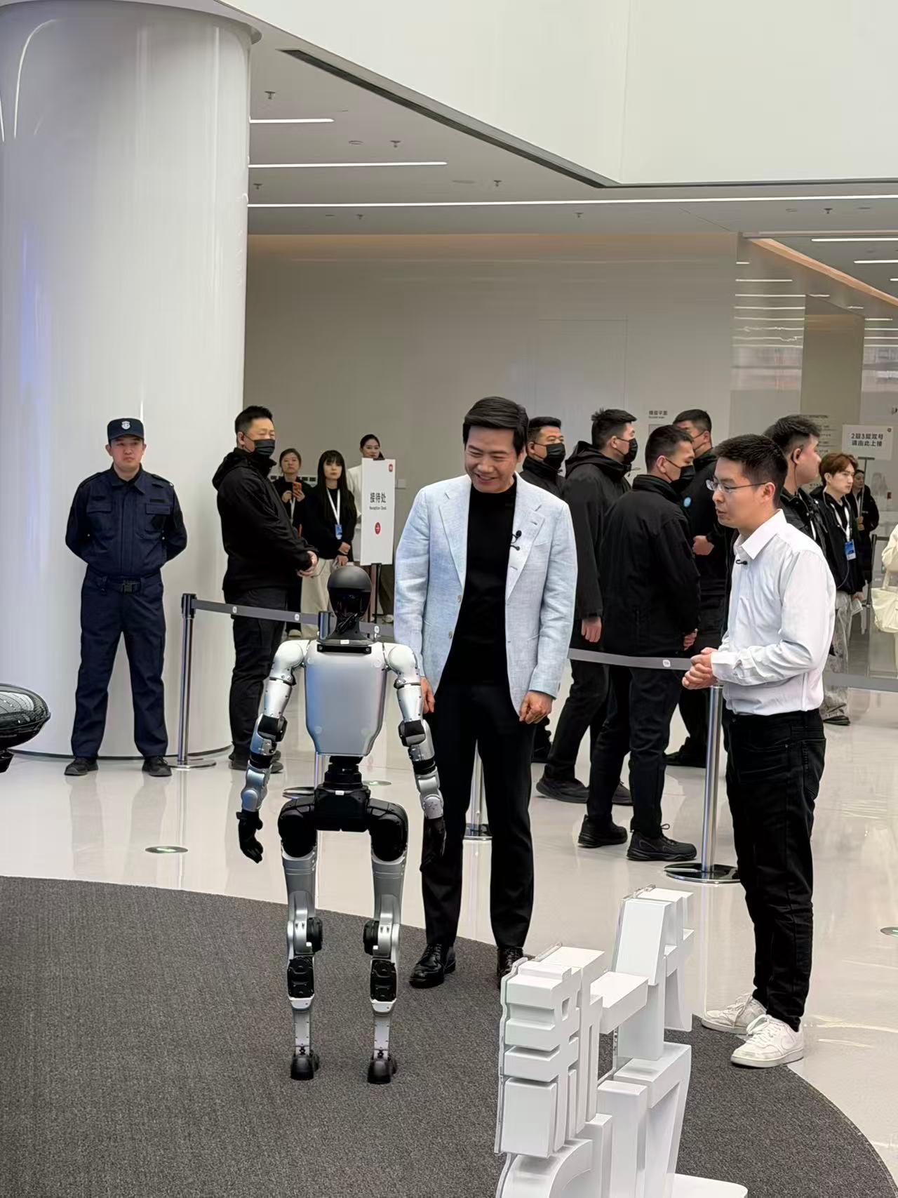 宇树王兴兴现身小米发布会新浪科技消息，宇树科技创始人王兴兴带宇树最新机器人到访小