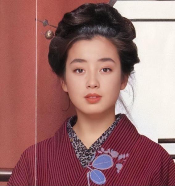 14岁被送上导演床，17岁当众拍裸体写真，想结婚又遭生母造黄谣
 
 

197