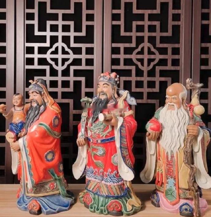 睡前顶礼三拜，身心归敬，常得五路财神护佑，八方财源自来，福运自然登门。 