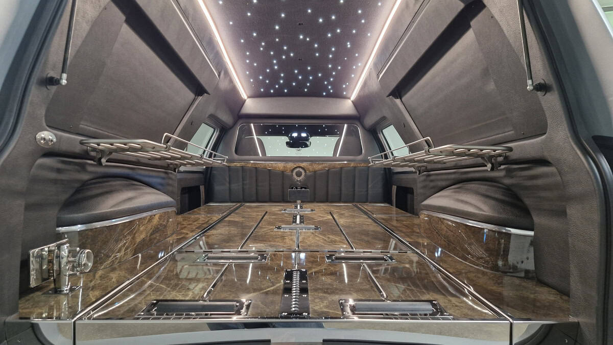 谁能想到，极星2的下一站是……殡葬车。荷兰改装厂 Huiskamp 将极星2加长