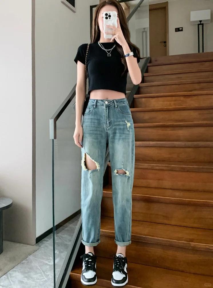 #夏日生活打卡季#🔥酷飒新风尚，黑蓝撞色吸睛满分！👖👚
黑色露脐T恤，简约