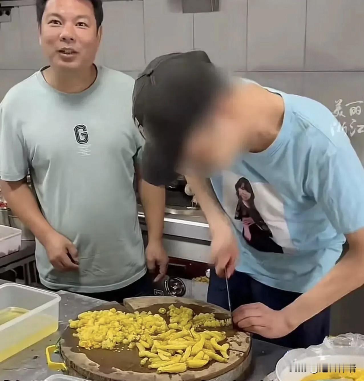 泪目了！浙江一家饭馆收留了一位残疾小伙，管吃管住工资1200元，4年后食客渐少没