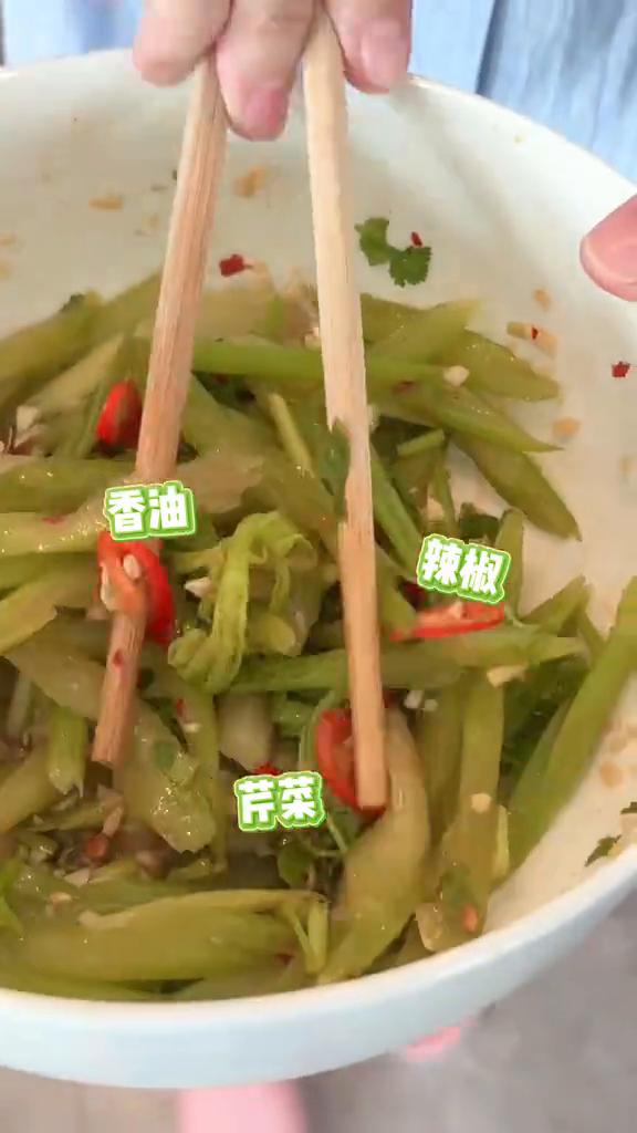 来看看我们端午吃什么？
做了根石斑鱼，做了一个这样子的凉拌。芹菜、西兰花、菜苔(
