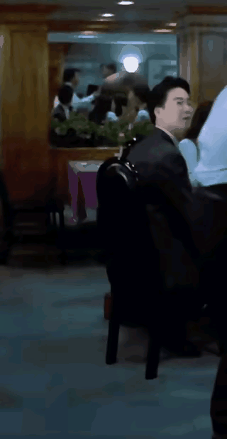 这是周星驰电影经典桥段之一，够潇洒，够爷们，把后面的大堂经理都看呆了！有谁知道他