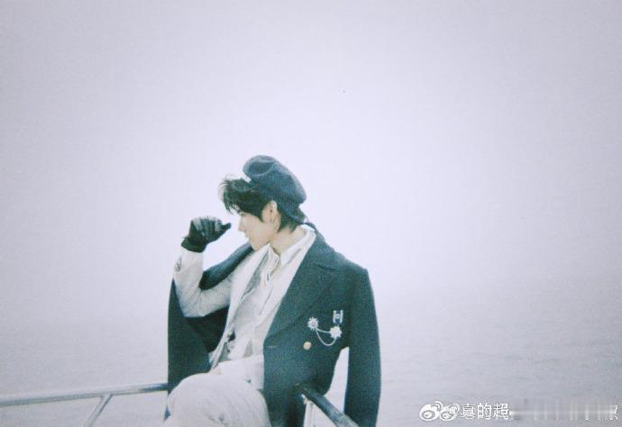张真源美甲救命！张真源新美甲造型直接封神，指尖精致美甲加分满满，再加上眉钉点缀眉