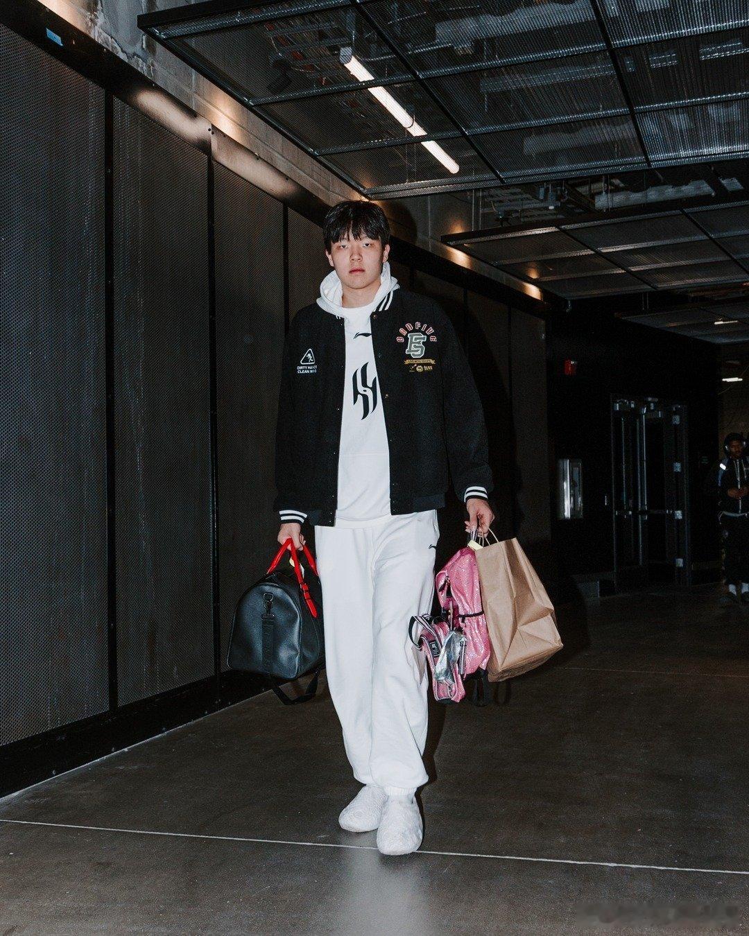 巴特尔认为在这个年龄段，杨瀚森能够取得这样的表现和成绩已经相当厉害，拥有着很大的