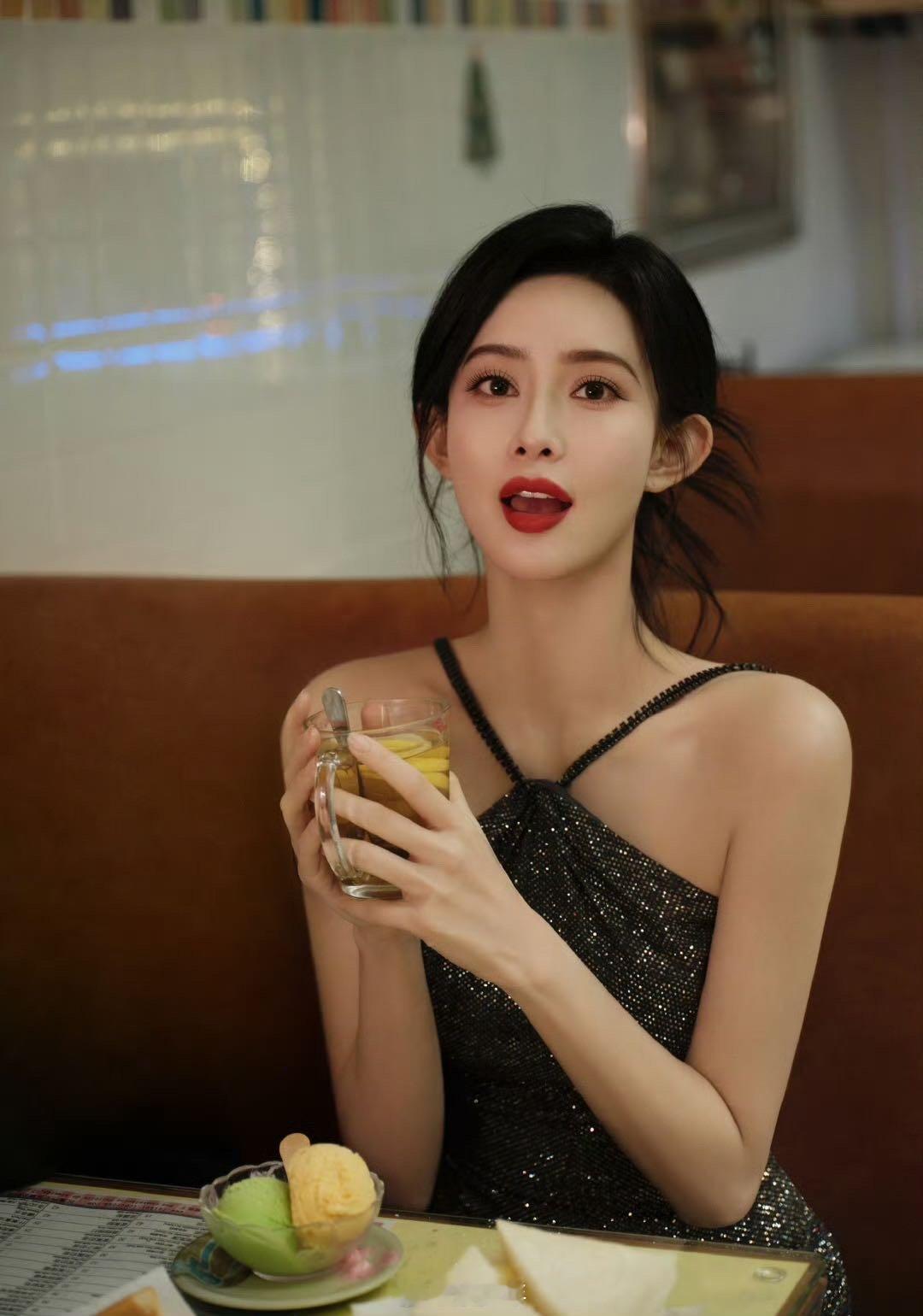 孟子义这样的大美女就应该多多参加这样的活动，也能够让大家一饱眼福，准备的两套造型
