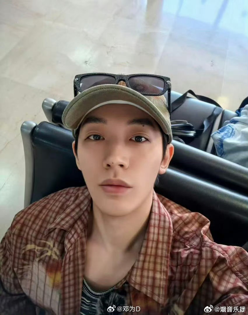 邓为敢抓蛇花儿与少年换我早就跑得没影了，佩服邓为这份镇定啊哈哈 ​​​