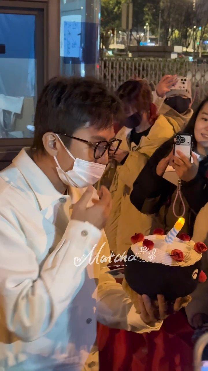 邓超 你们耍我超哥也太可爱了吧！吹蜡烛被粉丝 “耍” 还笑得超开心，这份温柔谁能