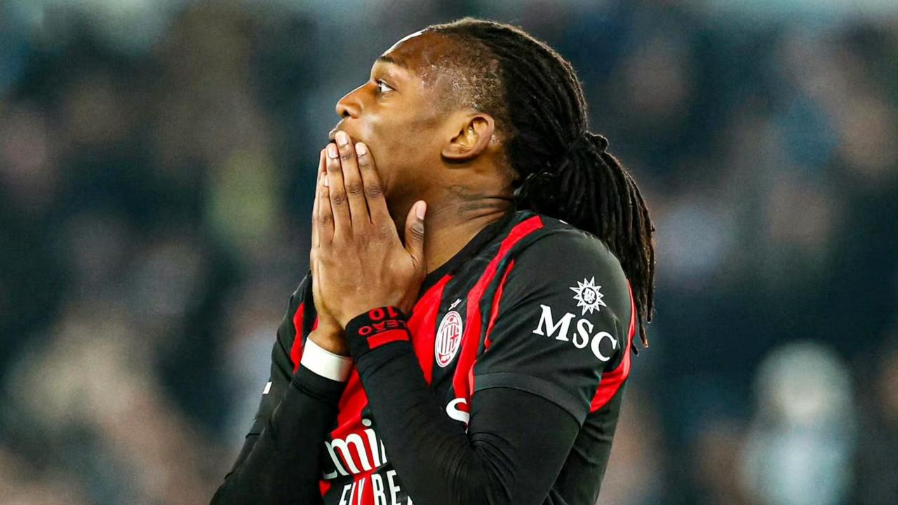 记者报道，莱奥由于右腿内收肌疼痛复发缺席了米兰训练。
他将接受伤情检查，同时无缘