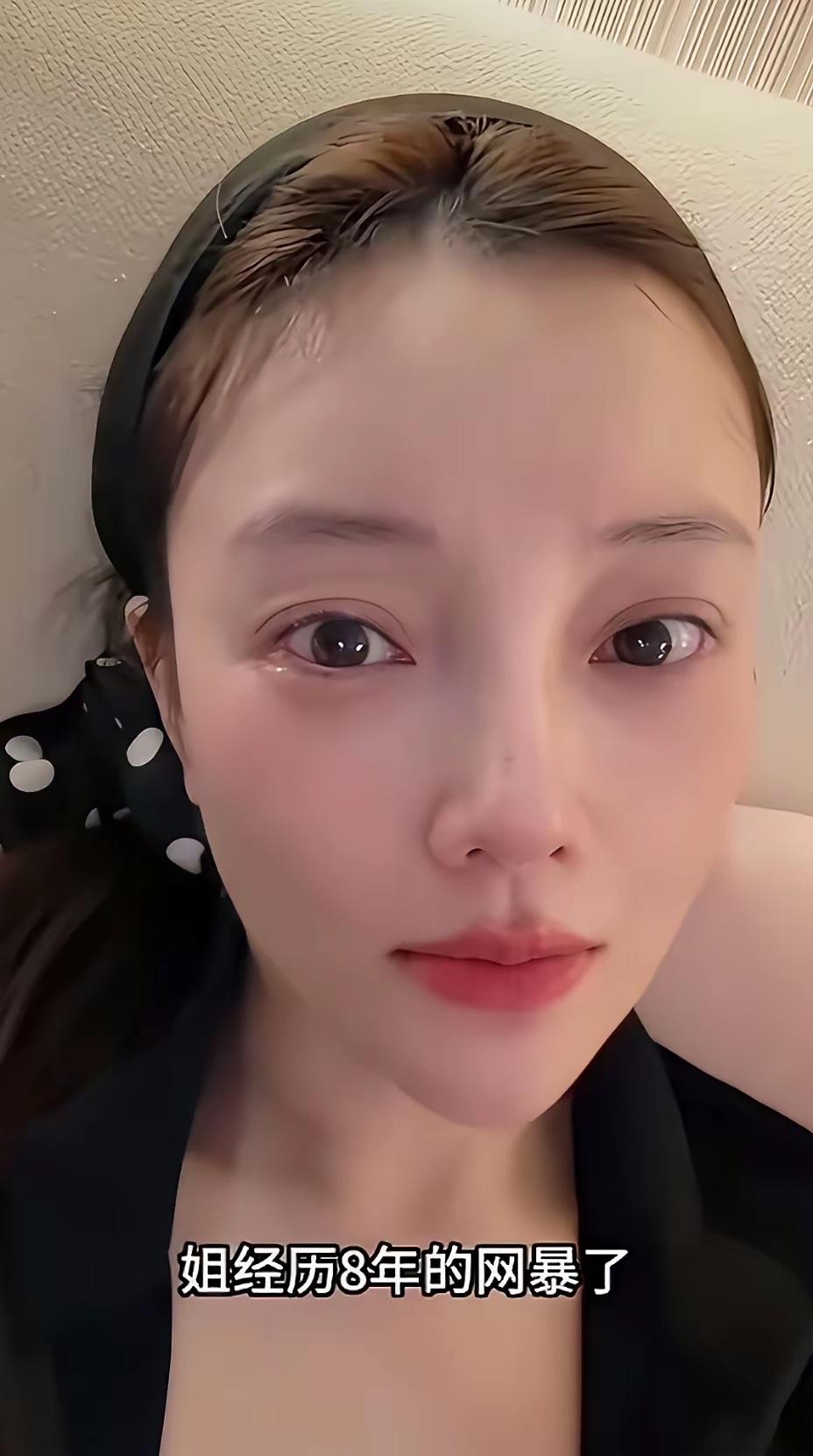 看到李小璐在直播间里委屈控诉
自己被网暴八年
身心疲惫和精神紧张…
其实当初做头