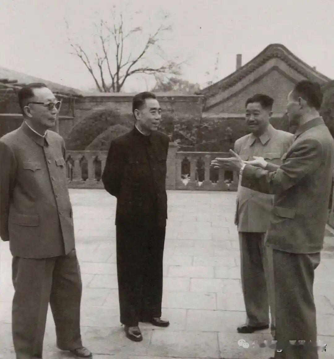聂荣臻、周恩来、贺龙、张爱萍在西花厅院内交谈。