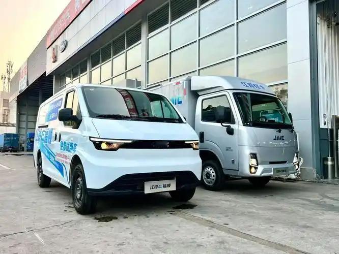 新能源商用车(重卡、大巴、轻卡)替代燃油车：单车一年能省几十万，背后是万亿级的产