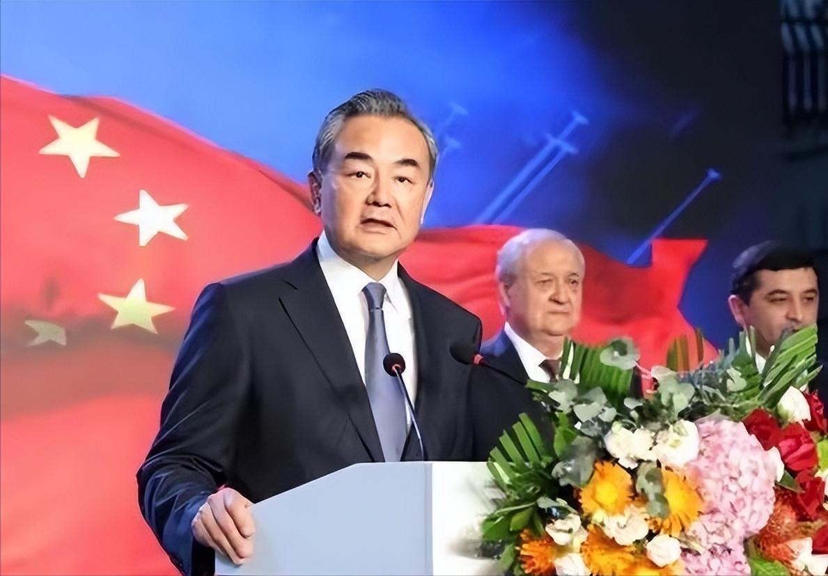 王毅外长对日本首相的最新称呼变了！从直呼其名“高市早苗”改成了“日本现职领导人”