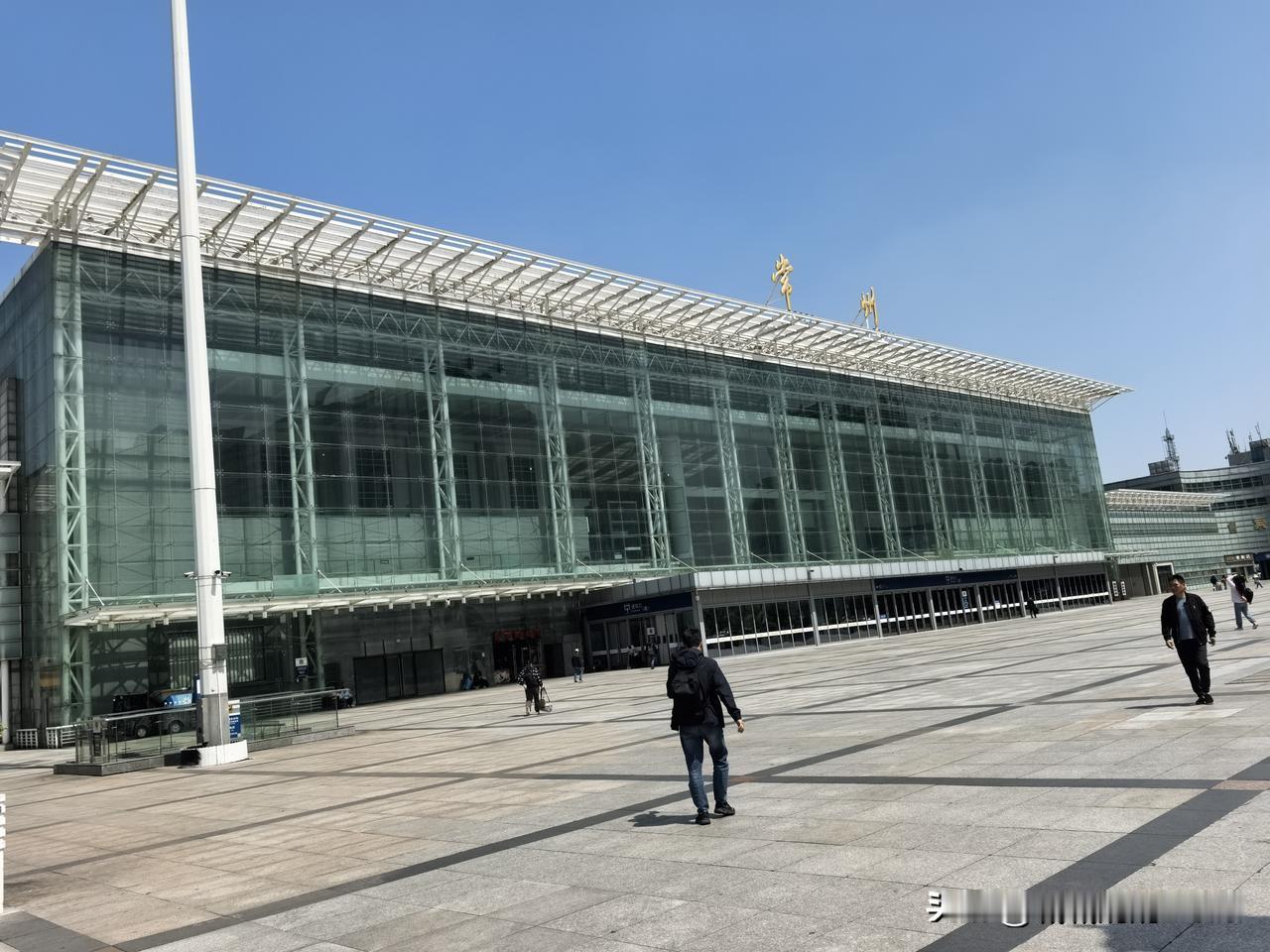 打卡结束常州的三个文化地标：天宁寺，红梅公园，青果巷，准备打道回府了。
我本来准