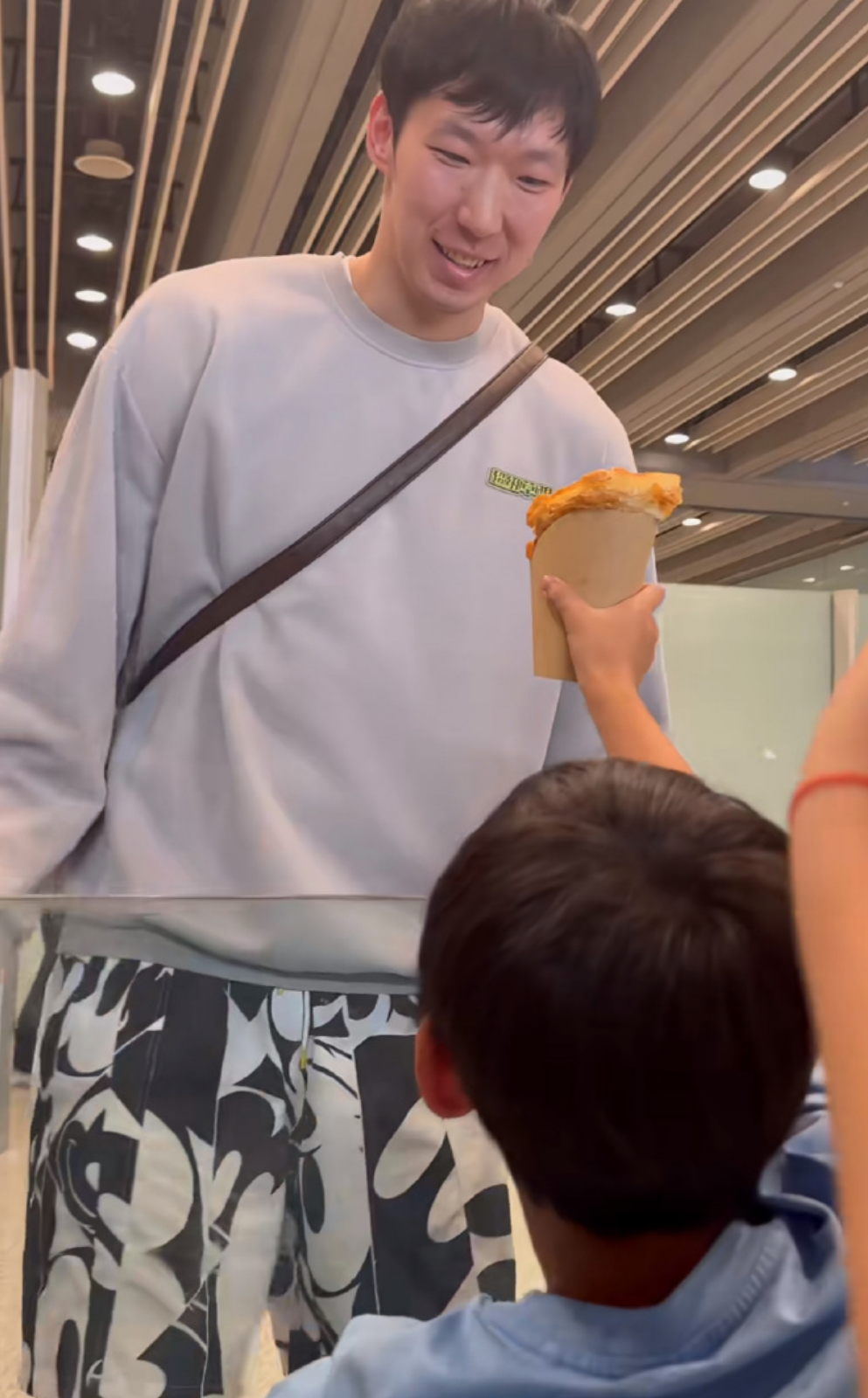 周琦儿子带鸡蛋灌饼接机中国男篮时隔10年重回四强周琦 2025男篮亚洲杯 中国男